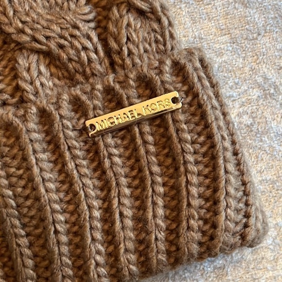 Brand New Michael Kors Cable Knit Cuffed Winter Hat Camel Beanie Gold Tone Logo - Picture 4 of 10